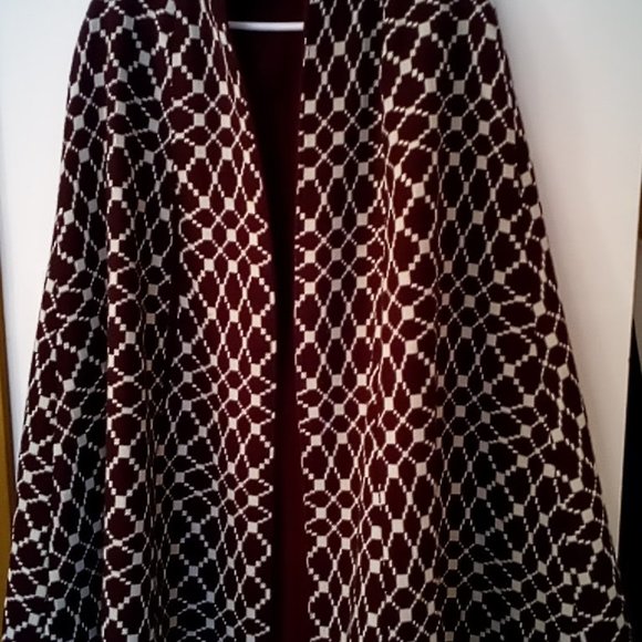 1960's Retro Raspberry Reversible polyester cape. Reserve side purple and cream. - Picture 9 of 15